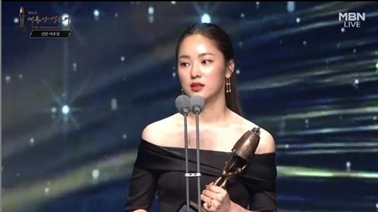 3일 개최된 56회 대종상 시상식에서 영화 '죄많은 소녀'로 신인 여자배우상을 수상한 전여빈. 사진=인스타그램  캡처 