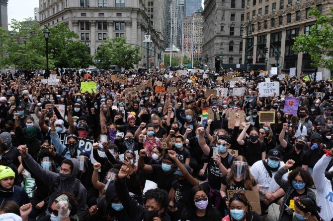 2일(현지시간) 미국 뉴욕에서 조지 플로이드의 사망에 항의하는 시위가 열리고 있다. AP/뉴시스
