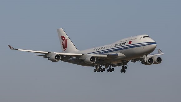 에어차이나 보잉 747기가 캘리포니아에 있는 한 공항 상공을 날아가는 모습. AP/뉴시스