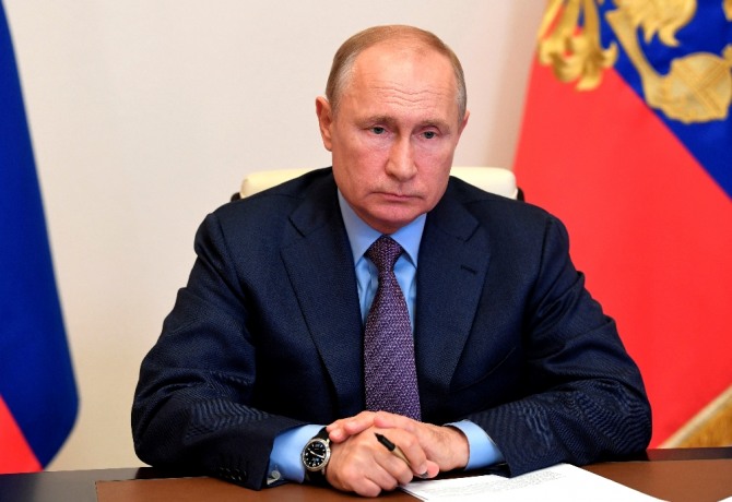 블라디미르 푸틴 러시아 대통령이 3일 러시아 모스크바의 관저에서 전화회의에 참석하고 있다. AP/뉴시스