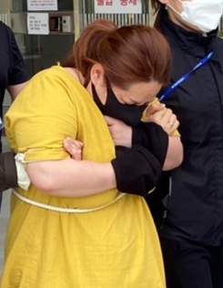 의붓아들을 여행용 가방에 가둬 의식불명 상태에 빠트린 혐의로 긴급체포 된 40대 여성이 3일 영장실질심사를 받기 위해 대전지원 천안지원으로 향하고 있다. 뉴시스