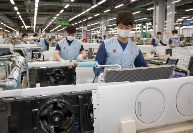 광주광역시 광산구 하남산단 6번로에 있는 삼성전자 광주사업장에서 직원들이 ‘무풍에어컨’을 생산하고 있다. 사진=삼성전자 제공