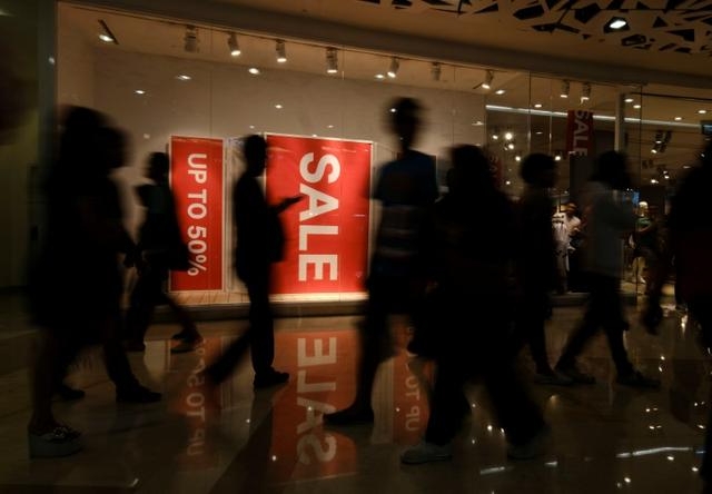 홍콩의 많은 쇼핑몰 운영자들은 코로나19 여파로 경제 전망이 악화되는 가운데 판매를 촉진하여 임차인을 돕기 위해 최대 90%의 눈길을 끄는 프로모션을 진행하고 있다. 사진=로이터