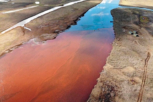 석유유출사고로 오염된 러시아 암바나야(Ambarnaya)강. 사진=인스터그램 캡처
