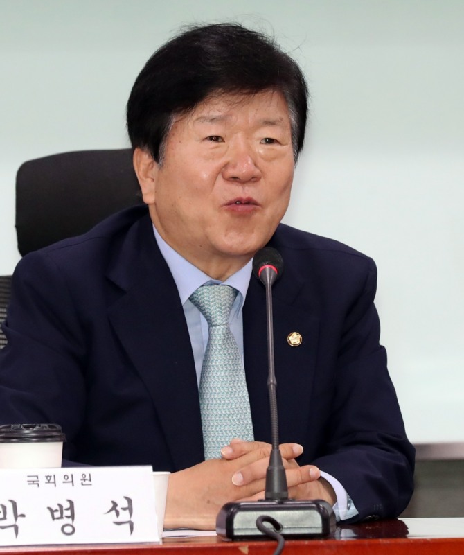  제21대 국회 전반기 국회의장으로 선출된 박병석 의원