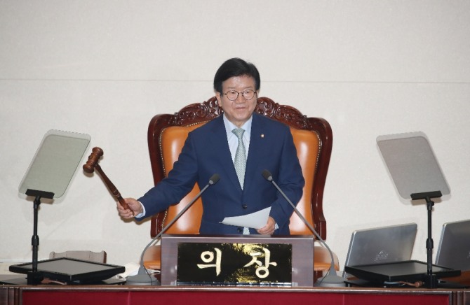 21대 국회 전반기 국회의장에 선출된 박병석 더불어민주당 의원이 5일 국회에서 열린 21대 첫 본회의에서 부의장에 김상희 의원을 선출하며 의사봉을 두드리고 있다. 뉴시스