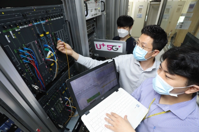 유비쿼스 관계자가 LG유플러스에 공급하는 10기가 인터넷 장비를 점검하고 있다. 사진=LG유플러스