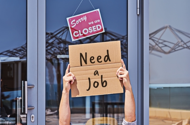 코로나19 여파로 직장을 잃은 한 실업자가 새로운 일자리를 찾는 팻말을 들고 있다.