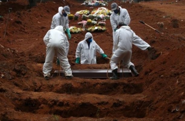 한국시간 6일 기준 전 세계에서 하루 사망자 증가 폭이 가장 큰 브라질의 한 공동묘지에서 코로나19 사망자를 매장하고 있다.