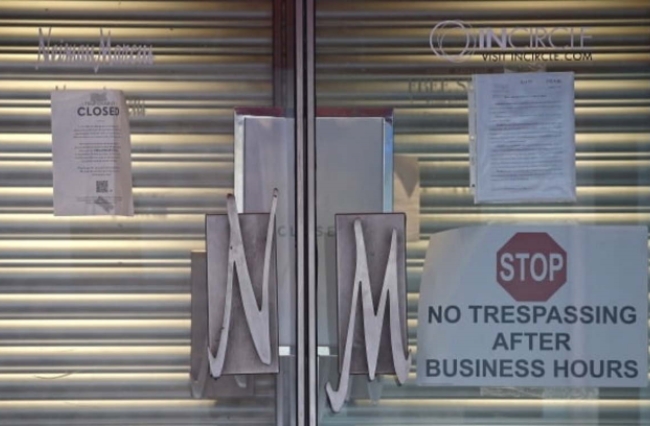사진은 지난달 파산신청을 한 니만 마커스 백화점의 점포의 출입문이 굳게 닫혀있다.