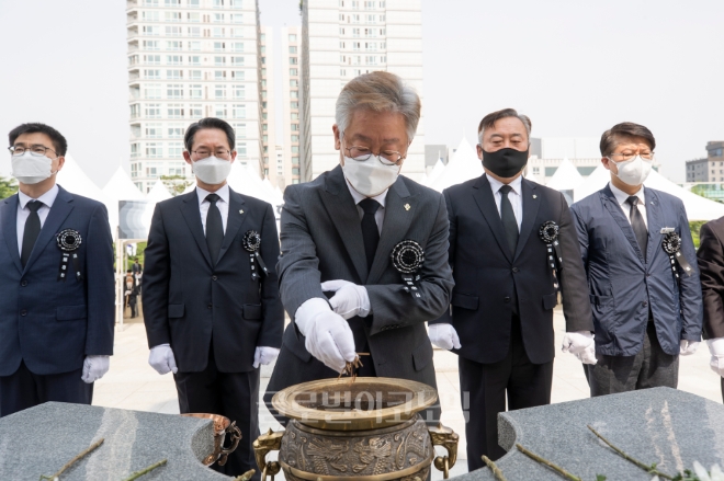 이재명 경기도지사가 제65회 현충일 추념식에 참여하고 있다.