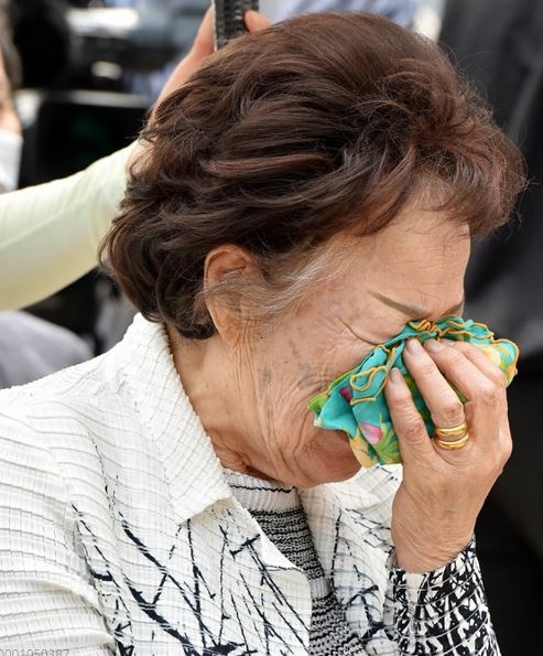 일본군 위안부 피해자인 여성인권운동가 이용수(92) 할머니가 6일 오전 대구 중구 희움역사관에서 열린 대구·경북 일본군 '위안부' 피해자 추모의 날 행사에 참석해 애도를 표하고 있다. 사진 뉴시스