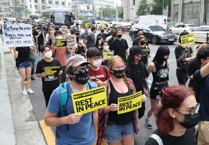  '플로이드 사망 사건' 추모시위 참가자들이 6일 서울 명동에서 청계천 한빛광장까지 '숨을 쉴 수 없어'라는 문구가 적힌 검정마스크와 피켓 등을 들고 침묵행진을 하고 있다. 뉴시스