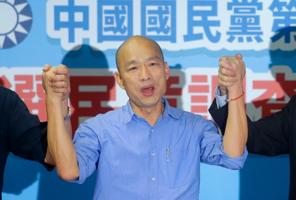 한궈위(韓國瑜•62) 대만 가오슝시장이 지난해 7월15일 타이베이 시내 국민당 본부에서 지지자들과 손을 잡고 대선 승리를 다짐하고 있다. 사진=뉴시스