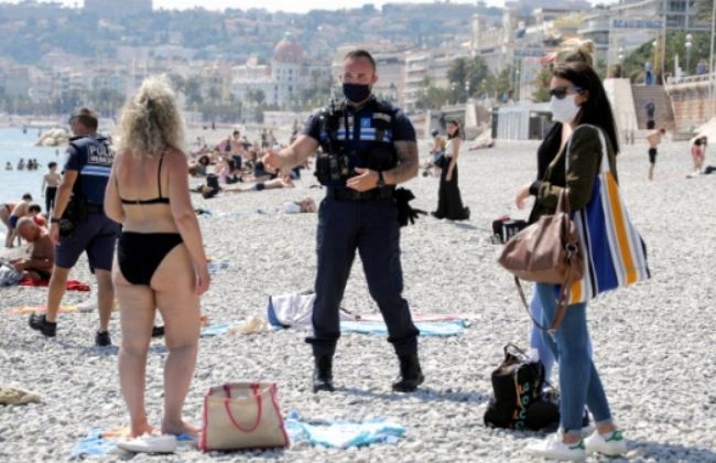 코로나19로 인한 락 다운(이동제한조치)가 완화된 프랑스 니스의 해변에서 경찰들이 안전 점검을 하고 있다.