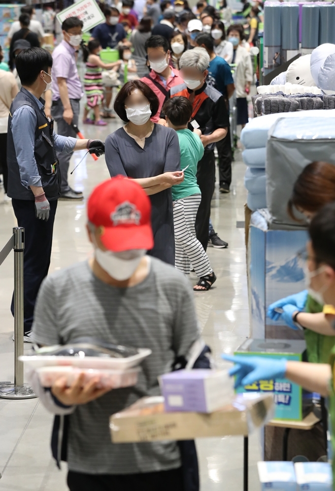 시민들이 7일 오전 서울 노원구 이마트 트레이더스 월계점에서 일회용 마스크를 구매하기 위해 길게 줄을 서고 있다.  사진=뉴시스