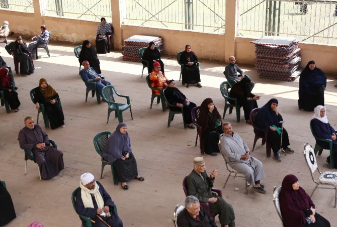 8일(현지시간) 이집트 카이로 북부의 청소년센터에서 노인들이 연금을 받기 위해 사회적 거리를 두고 앉아서 기다리고 있다. 신화/뉴시스