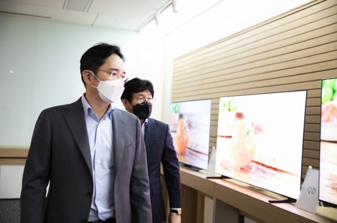 이재용 삼성전자 부회장이 지난 3월 삼성디스플레이 아산사업장을 방문해 제품을 살펴보고 있다. 사진=삼성그룹 제공