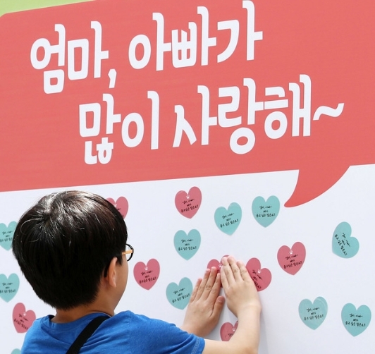 2019년 5월 5일 서울 종로구 청계광장에서 열린 2019 아동학대예방캠페인에서 한 어린이가 제일 듣고 싶은 말로 '엄마, 아빠가 많이 사랑해'를 선정하고 있다. 사진=뉴시스 