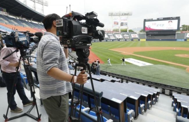 한국 프로야구 KBO 리그가 지난 5월 5일 개막전부터 미국 ESPN과 일본 SPOZONE을 통해 매일 1경기 이상 생중계 서비스가 되면서 해외의 뜨거운 관심을 모으는 것과 함께 다양한 이슈를 만들어 내고 있다.