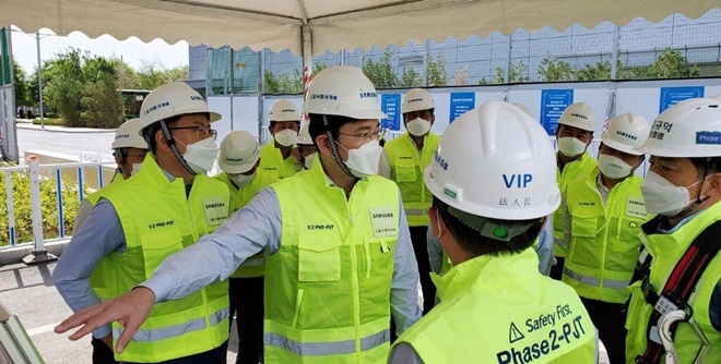 이재용 삼성전자 부회장이 5월 18일 중국 시안반도체 공장을 방문해 현장을 점검하고 있다. 사진=삼성전자·뉴시스