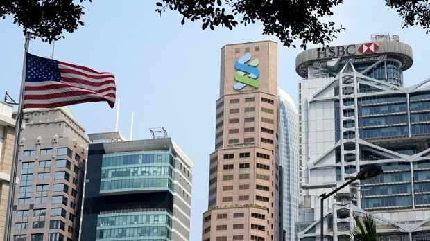 홍콩 스탠다드차타드은행 본점(가운데)과 HSBC은행 건물(오른쪽) 