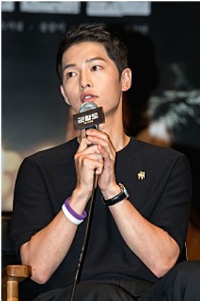 배우 송중기 소속사가 11일 최근 불거진 변호사와의 열애설이 사실무근이라며 법정 대응을 시사했다. 사진=영화 '군함도'