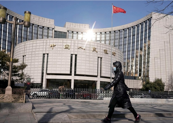 중국 베이징의 중국인민은행 정문앞을 마스크를 쓴 한 중국여성이 지나가고 있다. 사진=로이터