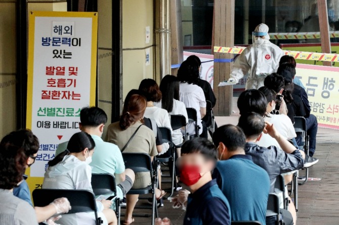 서울 도봉구 소재 성심데이케어센터에서 신종 코로나바이러스 감염증(코로나19) 확진자 13명이 발생했다. 지난 8일 서울 송파구 보건소 선별진료소가 코로나19 검사를 기다리는 시민들로 붐비고 있다.사진=뉴시스