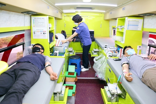 한국국토정보공사(LX) 임직원들이 헌혈차량에서 헌혈하고 있다. 사진=LX 