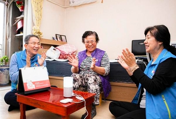 김모 할머니(강북구 번동, 65세)가 SK텔레콤 ‘인공지능 돌봄’ 서비스가 제공하는 ‘두뇌톡톡’을 통해 인지능력 강화 훈련을 하고 있다. 사진=SK텔레콤 