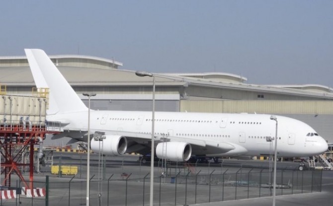 두바이국제공항에서 최근 퇴역 절차를 밟는 모습이 포착된 에미레이트항공 소속 에어버스 A380(A6-EDB). 사진=원마일앳어타임