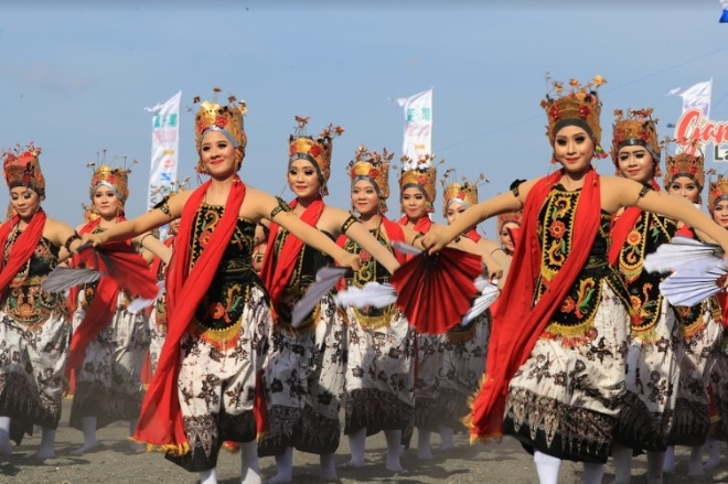 인도네시아 전통춤 축제 '간드룽 세우(Gandrung Sewu) 페스티벌'에서 무용수들이 인도네시아 전통춤을 추고 있다. 사진=주한인도네시아대사관  