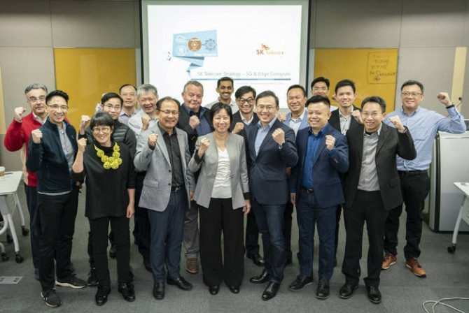 SK텔레콤이 5세대(5G) 모바일 에지 컴퓨팅(MEC) 분야 글로벌 협력 체계를 구축했다. 토마스 황(Thomas Huang) 타이완모바일 디지털 담당(왼쪽부터), 마리아 리(Maria Lee) HKT 이동통신 담당 임원, 하민용 SK텔레콤 경영기획2그룹장, 옹 걱 취(One Geok Chwee) 브리지얼라이언스 CEO, 이강원 SK텔레콤 클라우드랩스장, 루이스 라이(Louis Lai) 싱텔 임원, 찬 인 친(Chan Yeen Chin) 싱텔 임원 모습. 사진=SK텔레콤