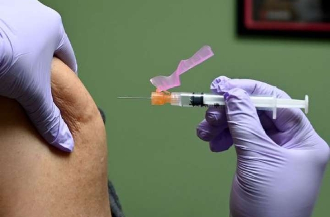 세계 각국 연구팀이 지푸라기라도 잡는 심정으로 BCG와 폴리오백신의 코로나19 효과 검증작업이 러시를 이루고 있다. 사진은 BCG 예방접종을 받고 있는 모습.