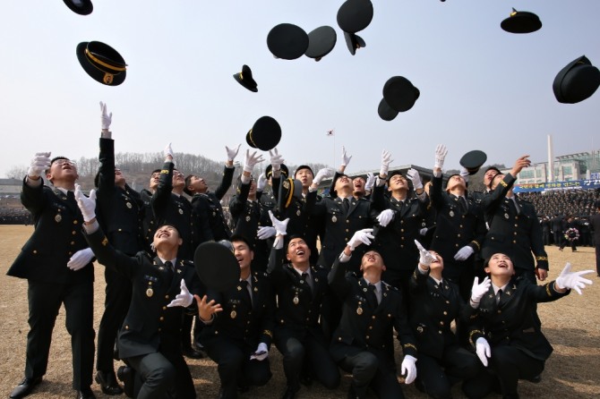 지난해 3월 충북 괴산군의 육군학생군사학교에서 열린 학군장교(ROTC) 임관식에서 신임 장교들이 기쁨을 만끽하고 있다.사진=뉴시스