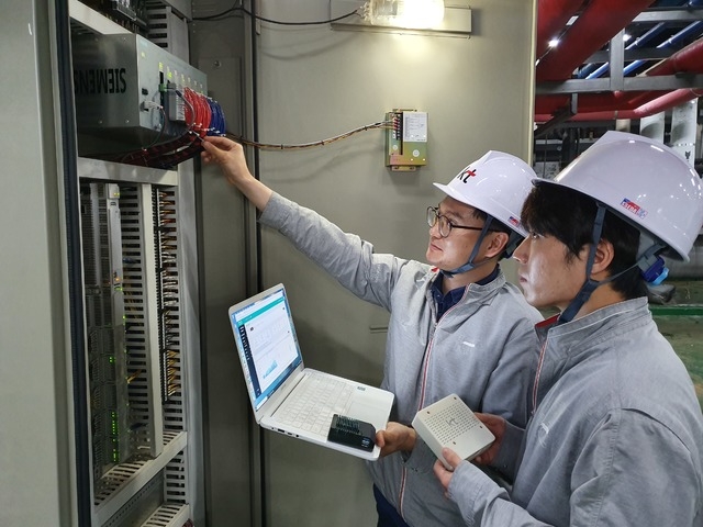 KT 연구원이 냉난방 설비 최적 제어 솔루션이 적용된 대전 서구 세이브존 기계실에서 에너지 절감 효과를 확인하고 있다.  사진=KT 