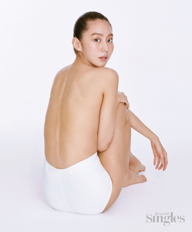 18일 배우 유이의 탄탄한 겅강미가 담긴 세미누드 화보가 공개됐다. 사진=싱글즈 제공