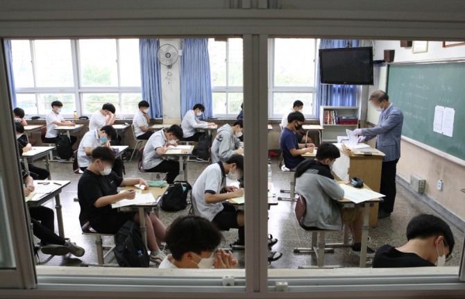  2021학년도 수능 6월 모의평가가 치러진 18일 오전 서울 여의도고등학교에서 고3 수험생들이 시험을 치르고 있다. 사진=뉴시스