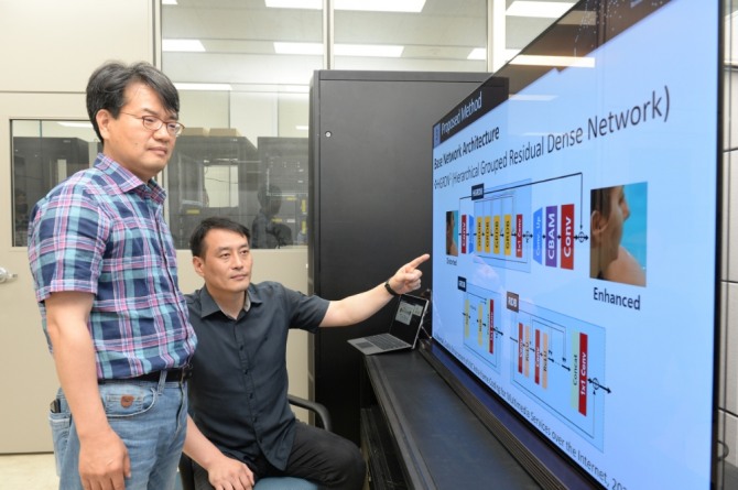 ETRI  최진수 사업책임자(왼쪽)와 이태진 미디어부호화연구실장이 ETRI가 개발한 화질 개선 신경망 설계도를 설명하고 있다.  사진=ETRI