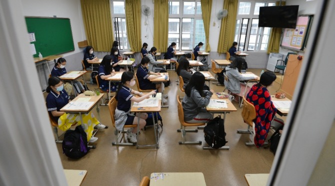 전국연합학력평가(모의고사)가 실시된 18일 대구 남산고등학교 3학년 학생들이 시험을 준비하고 있다.사진=뉴시스