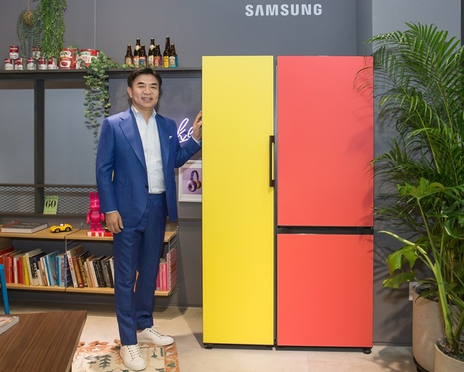 김현석 삼성전자 소비자가전(CE)부문 사장이 18일 '비스포크(BESPOKE) 냉장고'를 소개하고 있다.  사진=삼성전자