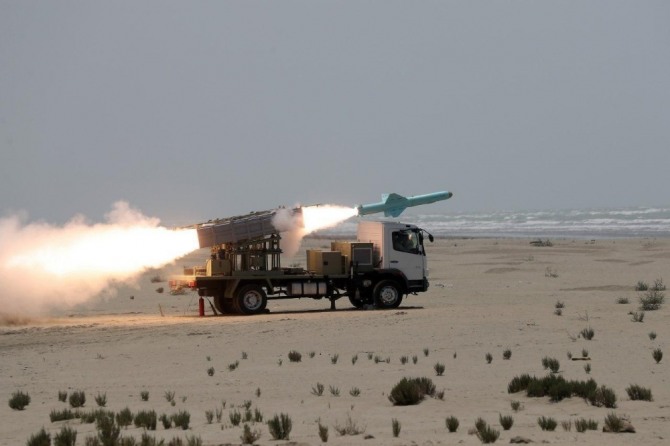 이란군이 차량 발사대에서 대함 순항미사일을 발사하고 있다. 사진=이란 프레스TV