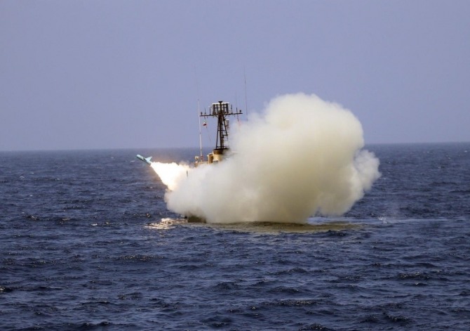 이란 해군 함정이 오만해와 인도양 북부에서 벌인 해상 훈련에서 대함 미사일을 발사하고 있다.사진=프레스TV
