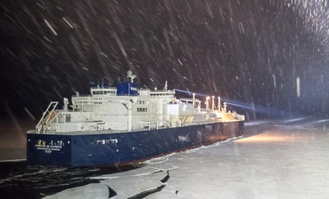 대우조선해양이 세계 최초로 건조한 쇄빙LNG운반선 '크리스토프 드 마르주리'호가 얼음을 뚫고 전진하고 있다. 사진=로이터