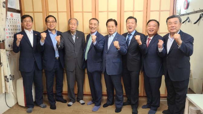 강무현 한국해양산업총연합회 회장(왼쪽에서 네번째)과 업계 관계자들이 간담회를 마친 후 사진촬영에 임하고 있다. 사진=선주협회