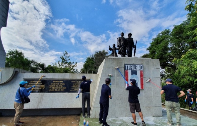 이달 20일 태국에서, 포스코 현지법인 임직원들이 함께 태국군 한국전쟁참전기념비 청소와 주변 정화활동을 펼쳤다. 사진=포스코