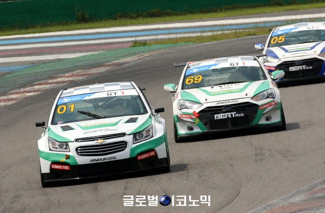 GT1 클래스 1R 결승 경기 장면. 사진=슈퍼레이스