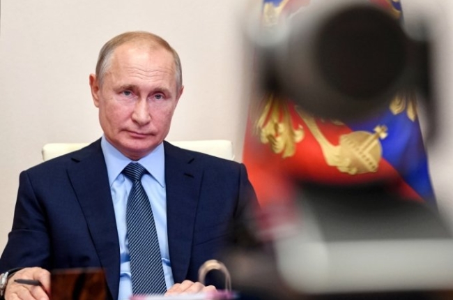 현지시간 21일 국영 TV와의 인터뷰에서 다섯 번째 대선 출마를 시사한 러시아의 블라디미르 푸틴 대통령.