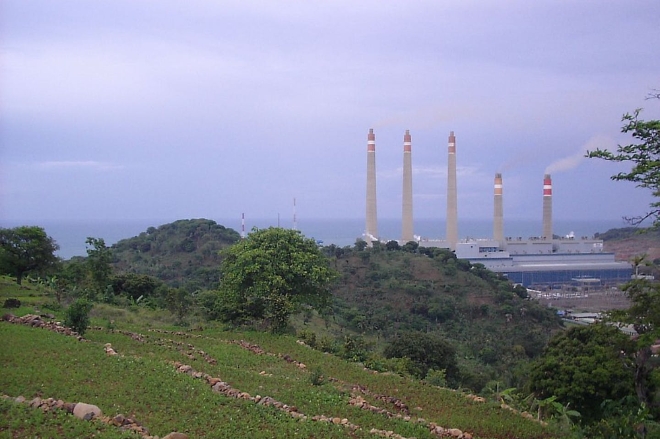 인도네시아 정부가 추진 중인 '자바 9·10호기 석탄화력발전소' 부지 인근에 있는 '수라라야 석탄화력발전소' 모습. 사진=싱가포르 환경전문 뉴스매체 에코비즈니스 